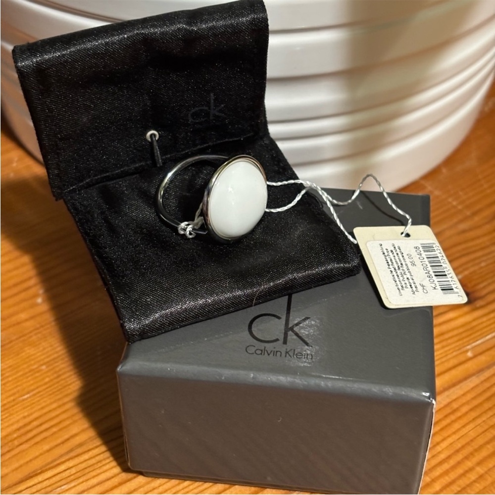 Calvin Klein- Round White Coral Stone Ring - Picture 5 of 7